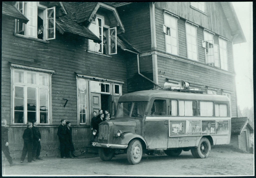Tuletõrjealane agitatsioonireid spetsiaalse agitatsioonibussiga: tuletõrje agitatsiooniauto keskkooli hoone ees, 1958.a.