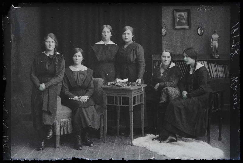 Grupp neiusid, (foto tellija Wares [Vares]).