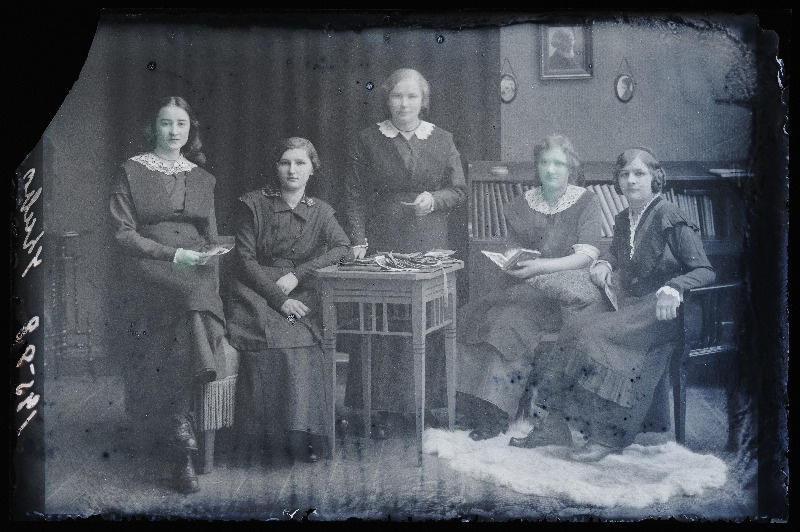 Grupp neiusid, (foto tellija Kubo).