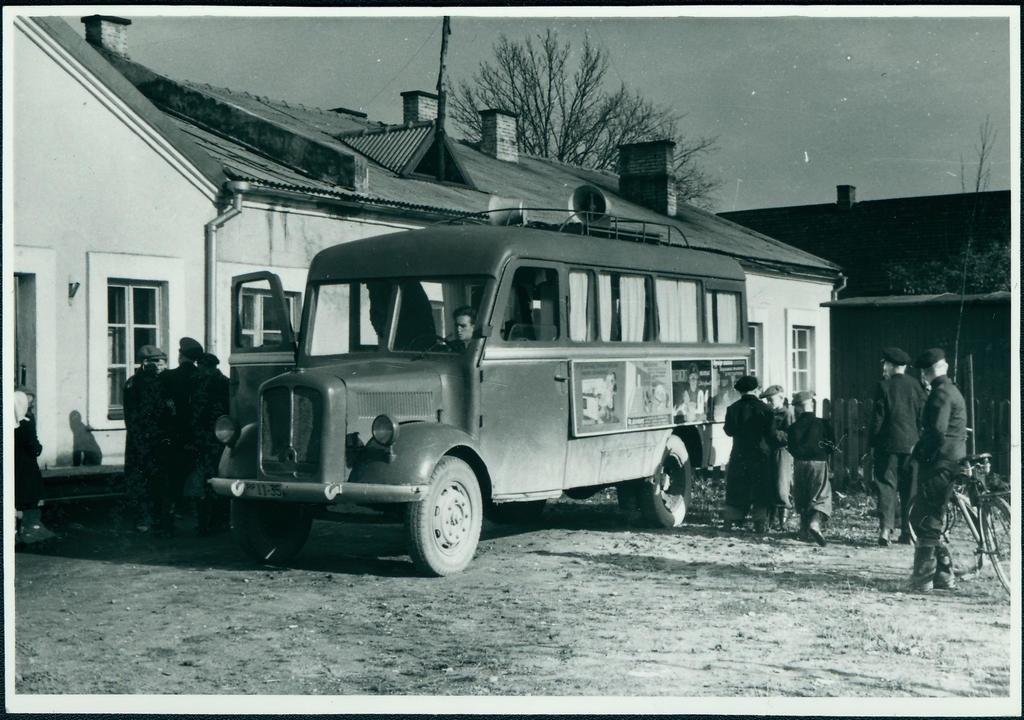 Tuletõrjealane agitatsioonireid spetsiaalse agitatsioonibussiga: elanikud agitbussi tuletõrjeplakateid uudistamas, 1958.a.