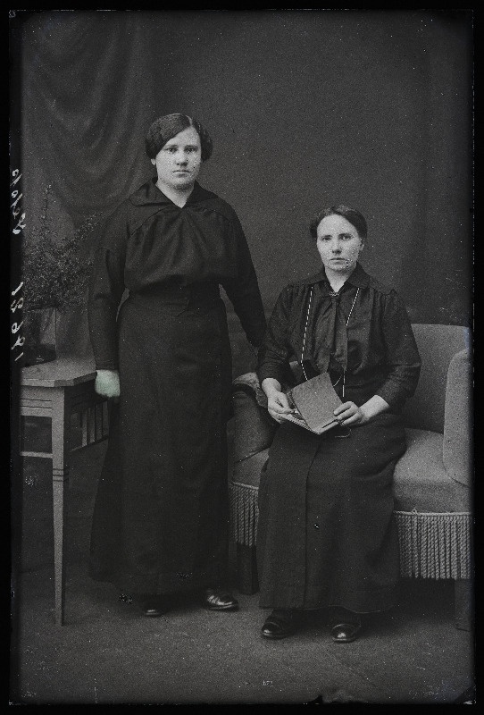 Kaks naist, (foto tellija Sepp).