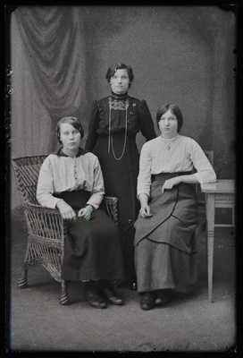 Grupp naisi, Tõõtsoff (Tõõtsov, vasakul) ja Partsid (Parts) Kaarli vallast, Urite talust.  duplicate photo