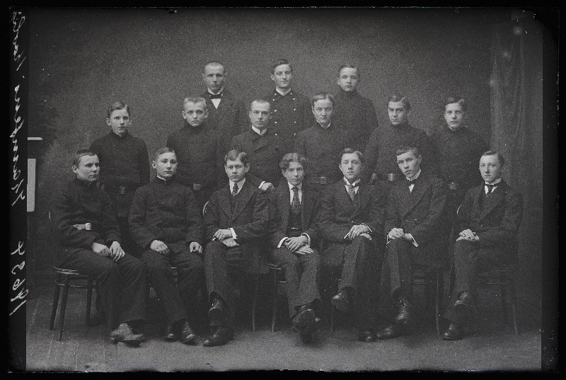 Andres Kamseni kaubanduskooli õpilased ja õpetajad.