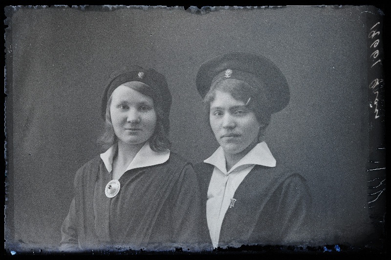 Kaks naist, (foto tellija Grön [Gröön]).