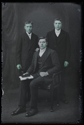 Grupp leerilapsi: istub Wardjas (Vardjas), paremal seisab Raudsepp.  similar photo
