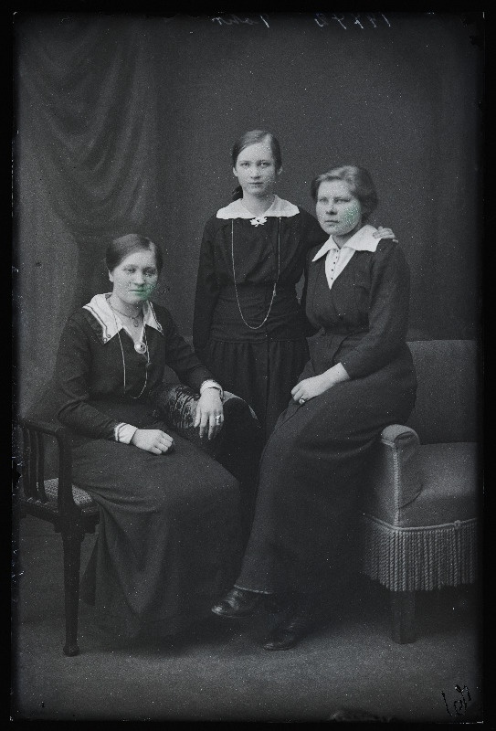 Grupp naisi, keskel Toht.