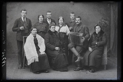 Grupp inimesi, sh Johanna Tire, (foto tellija Sark).  similar photo
