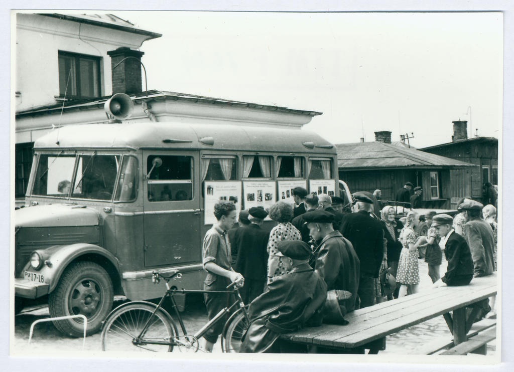 Tuletõrje agitatsiooniauto Rakvere turul 
1959