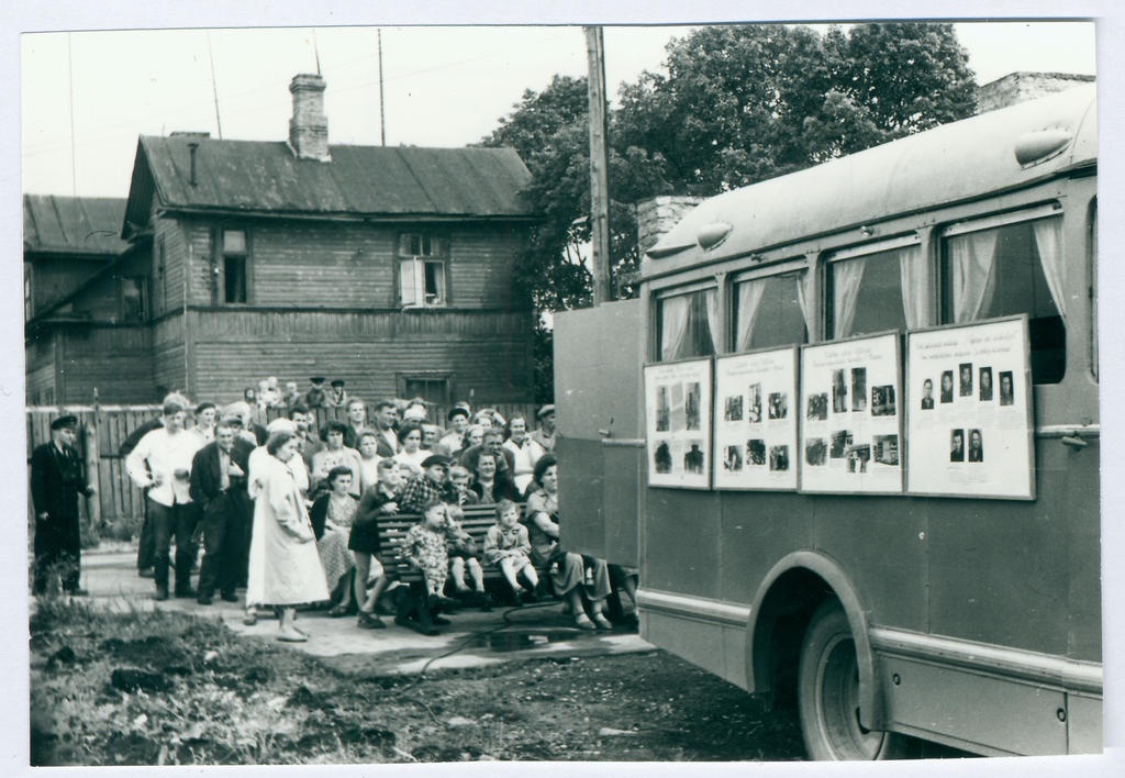 Tuletõrje agitatsiooniauto päevakino seansil 
1959