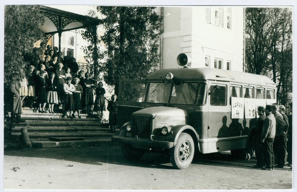 Tuletõrje agitatsiooniauto tehnikumi ees
1959