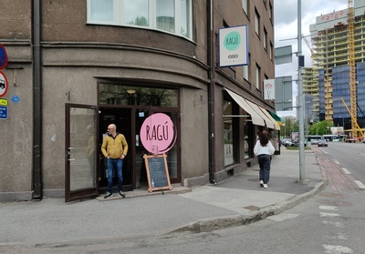Järjekord leivapoe ukse taga V. Kingissepa tänaval. rephoto