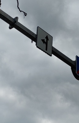 Liiklusmärgi paigaldamine. rephoto