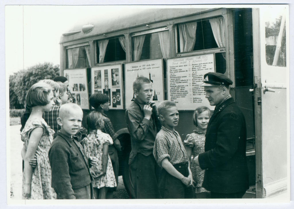 Tuletõrje agitatsiooniauto juures õpilastega vestleb J. Lillmaa 
1959