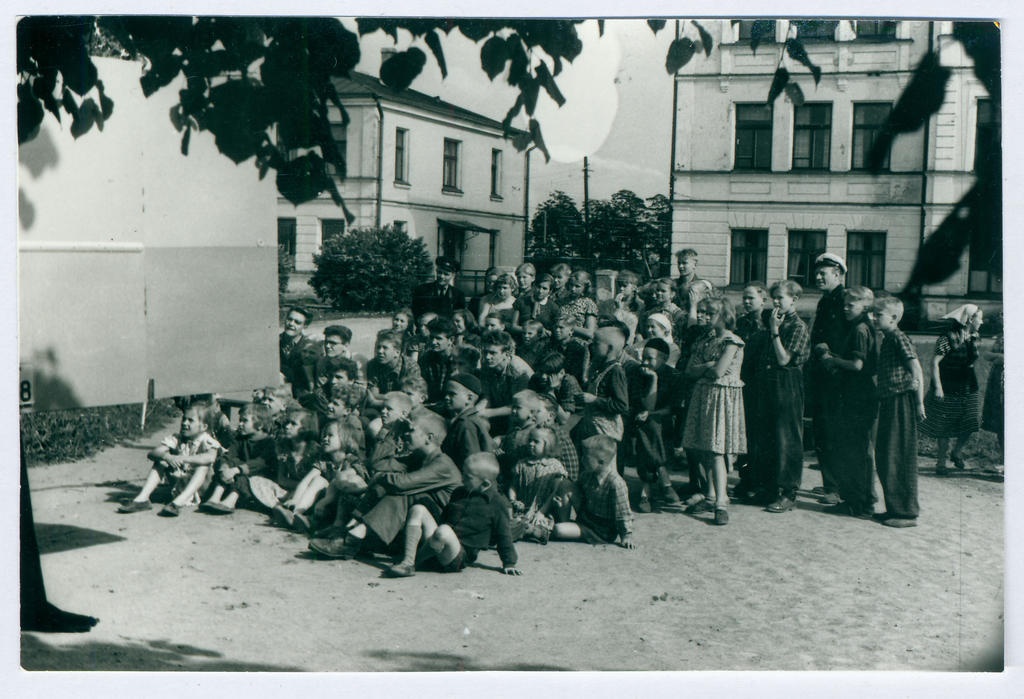 Tuletõrje agitatsiooniauto päevakino jälgivad õpilased 1959