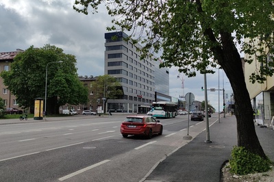 Riikliku Autoinspektsiooni postil nr.6 Kingissepa tänavas on valves motoriseeritud rühma komandör miilitsaleitnant Konstantin Lukin ja liiklusjärelvalve inspektor miilitsaseersant Tõnu Jõesaar. rephoto