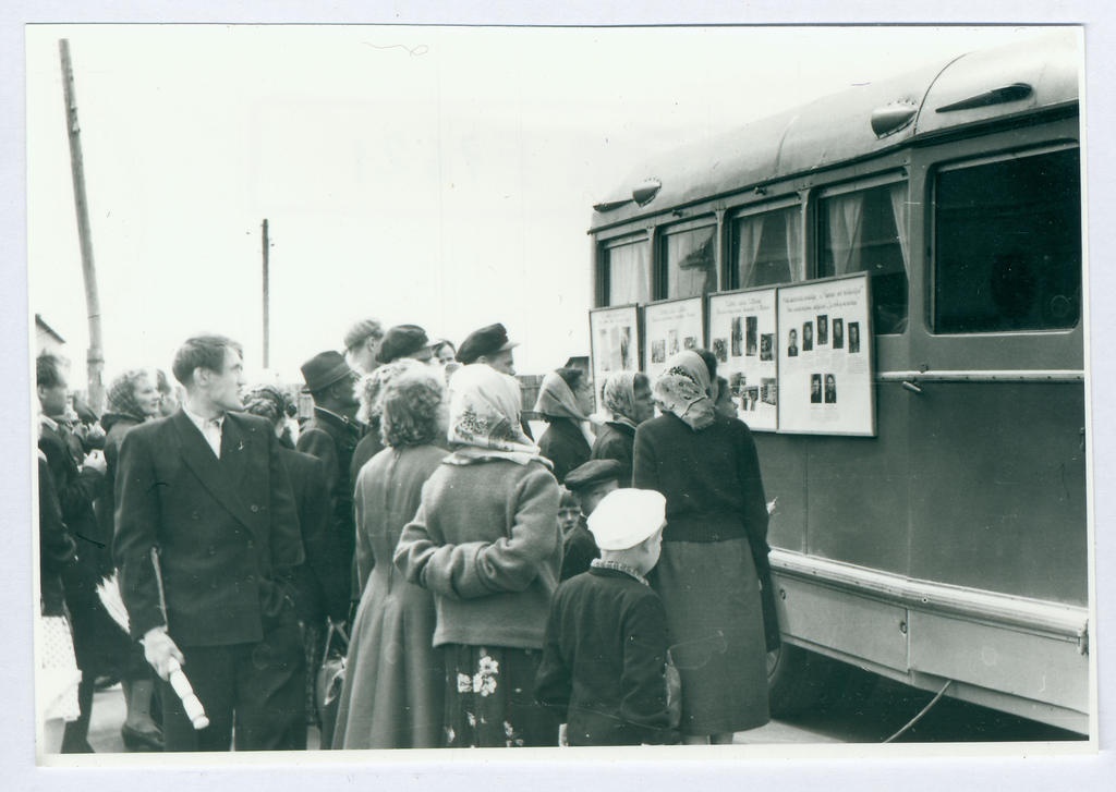 Propagandareis Kohtla-Järve rajoonis. Tuletõrje agitatsiooniauto rändnäitust uudistamas 
1959