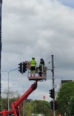 Liiklusmärgi paigaldamine. rephoto