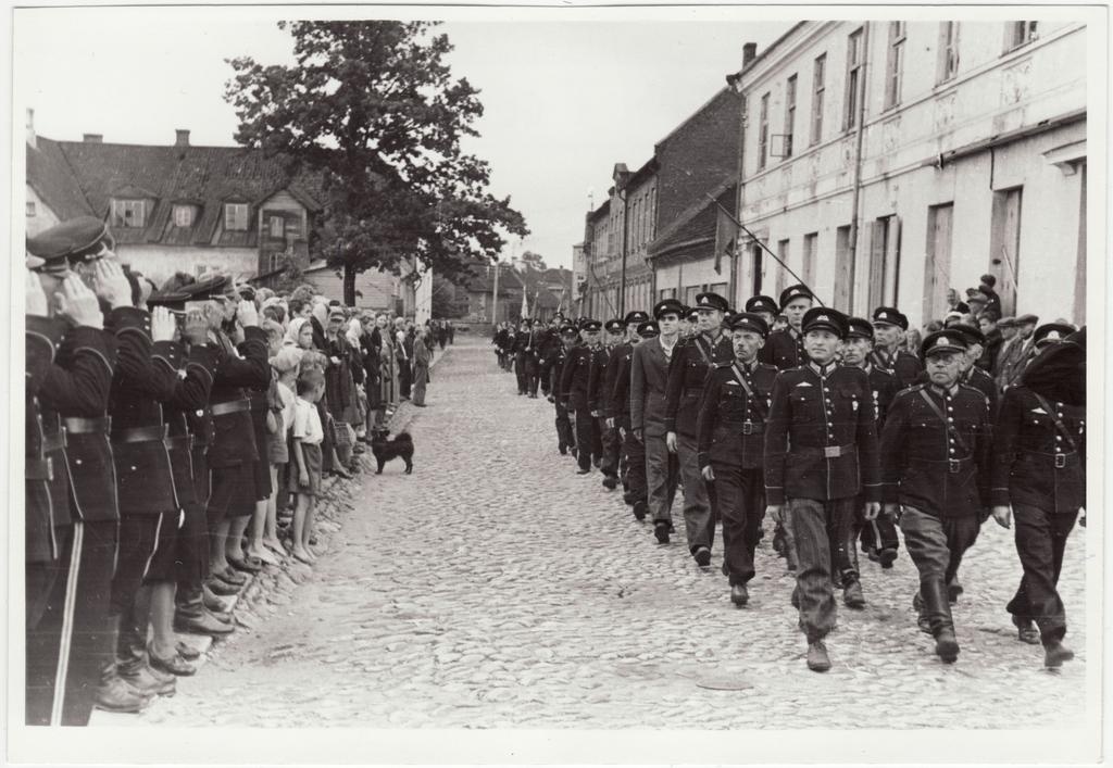 Viljandi VTÜ 80 aastapäev, ühingu liikmete kolonn marssimas