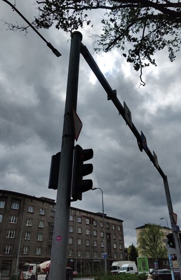 Liiklusmärgi paigaldamine. rephoto