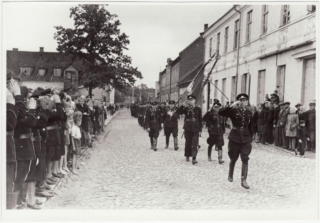 Viljandi VTÜ 80 aastapäev, ühingu liikmete kolonn marssimas