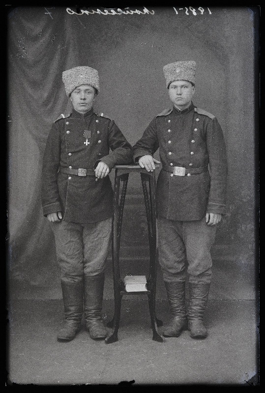 Kaks sõjaväelast, (foto tellija Moisejenko).