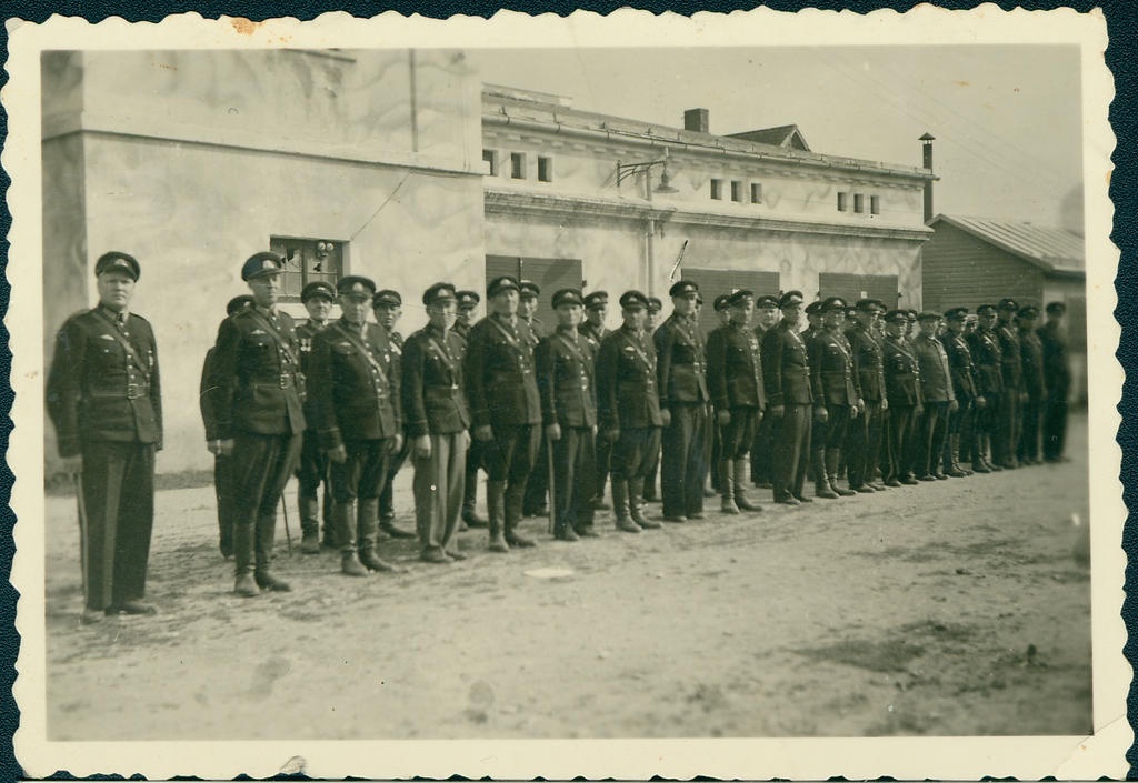 Viljandi VTÜ liikmed oma depoo ees