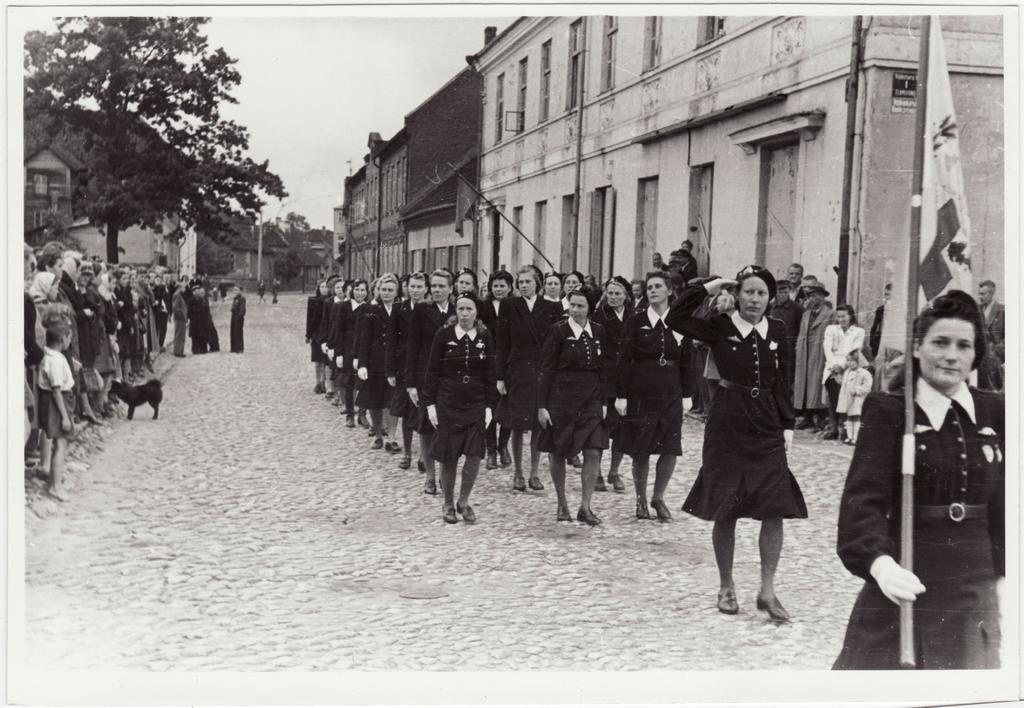 Viljandi VTÜ 80 aastapäev, ühingu naisliikmete kolonn marssimas