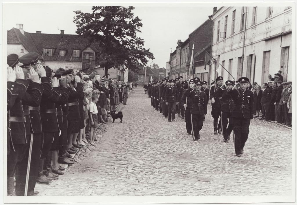Viljandi VTÜ 80 aastapäev, ühingu liikmete kolonn marssimas