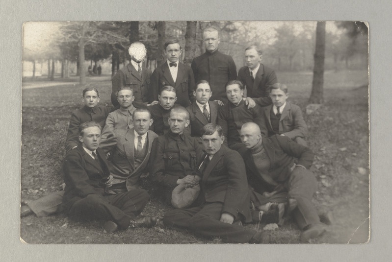 Grupp noormehi aprillis 1922.a. Pärnu rannapargis pärast streiki.