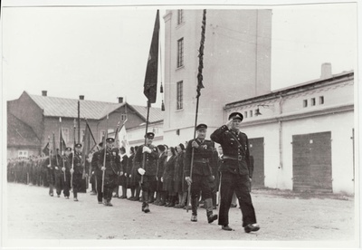 Viljandi VTÜ 80 aastapäev, ühingu liikmete kolonn marssimas pritsimaja ees  similar photo