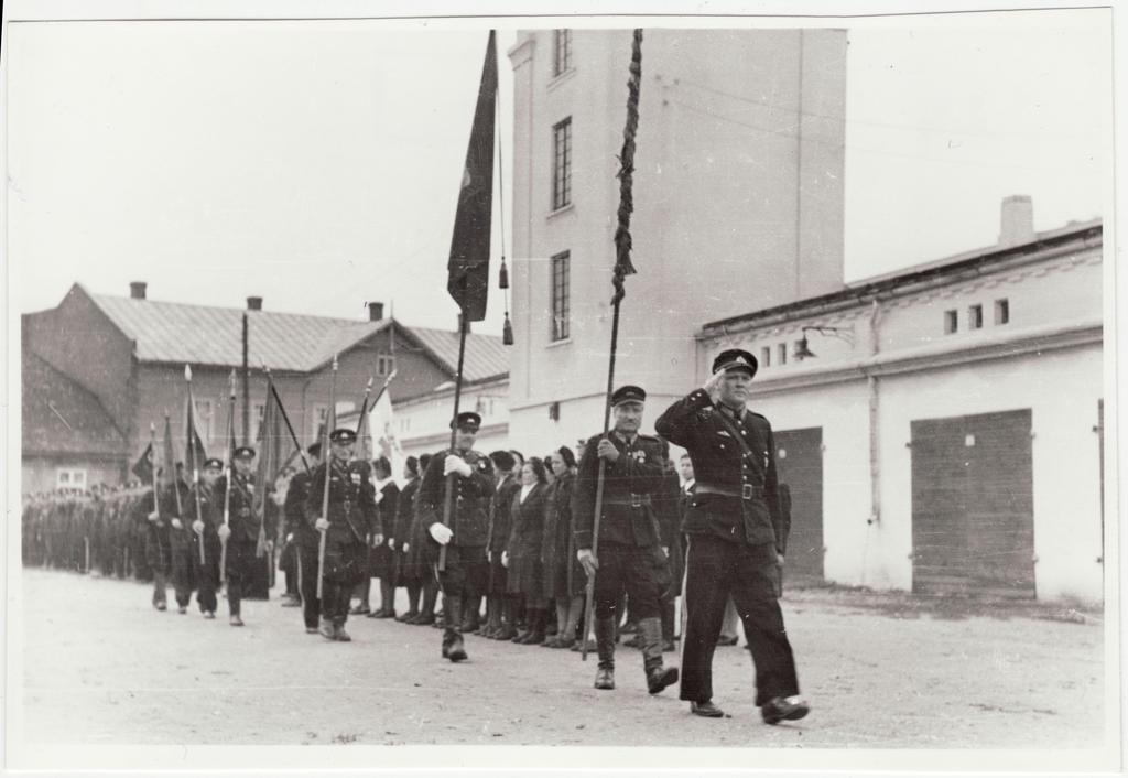 Viljandi VTÜ 80 aastapäev, ühingu liikmete kolonn marssimas pritsimaja ees