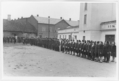 Viljandi VTÜ 80 aastapäev, ühingu liikmete rivi pritsimaja ees  similar photo