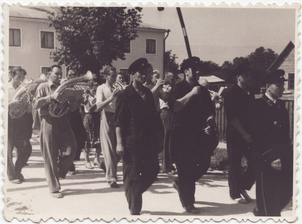 Viljandi VTÜ liikmed rongkäigus sammumas