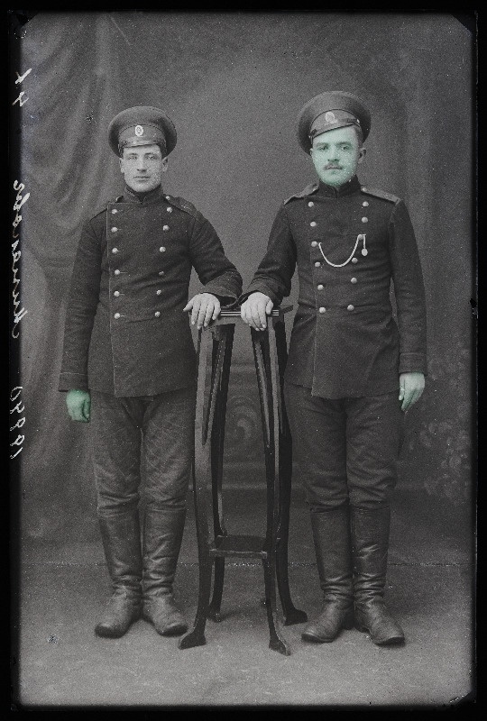 Kaks sõjaväelast, (foto tellija Minakoff [Minakov]).