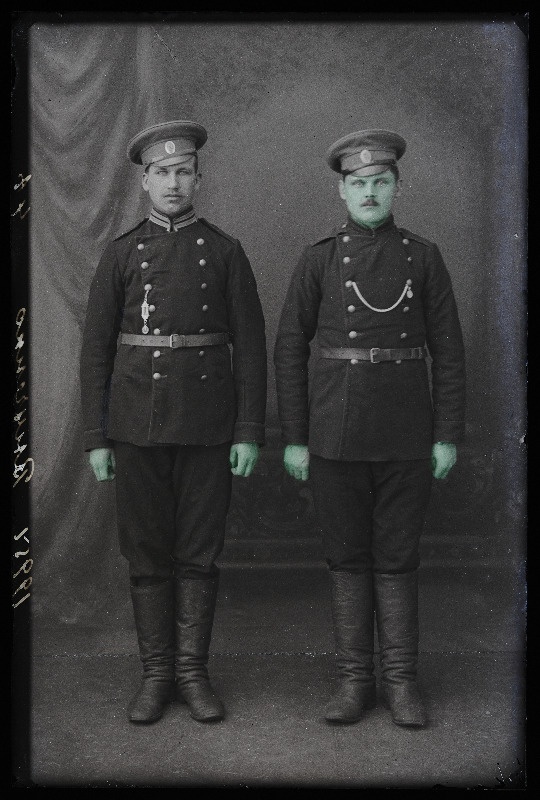 Kaks sõjaväelast, (foto tellija Wnutschenko [Vnutšenko]).