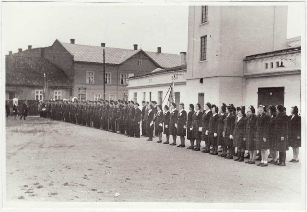 Viljandi VTÜ 80 aastapäev, ühingu liikmete rivi pritsimaja ees