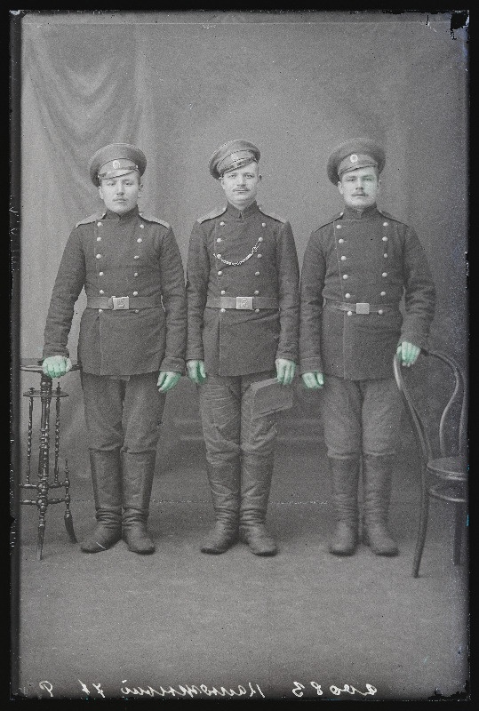 Grupp sõjaväelasi, (foto tellija Kaljushnõi [Kaljužnõi]).