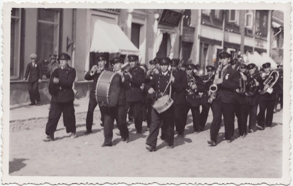 Viljandi VTÜ orkester tuletõrjekorjanduse puhul korraldatud paraadil