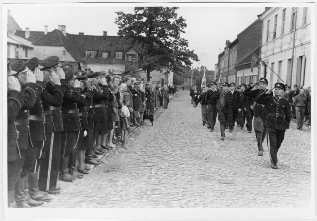 Viljandi VTÜ 80 aastapäev, ühingu liikmete kolonn marssimas
