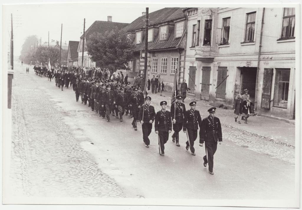 Viljandi VTÜ 80 aastapäev, ühingu liikmete kolonn marssimas