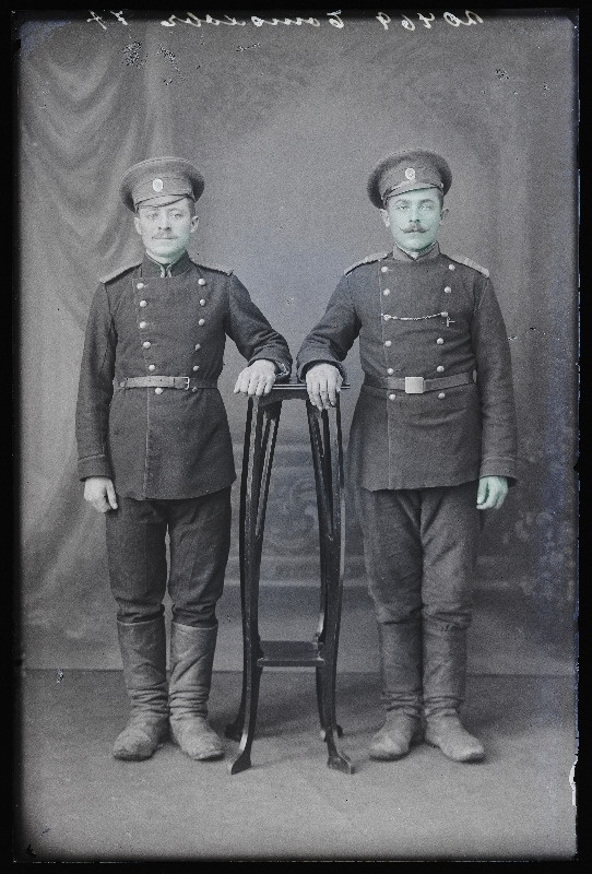 Kaks sõjaväelast, (foto tellija Botohoff [Borohhov]).