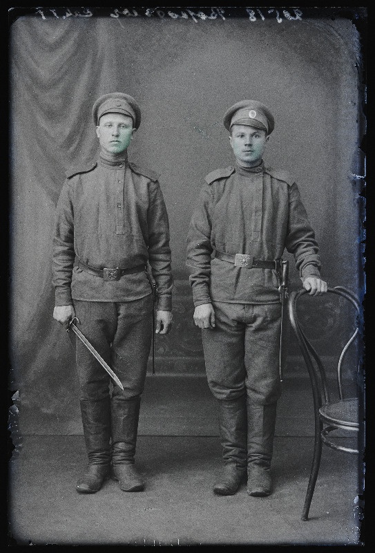Kaks sõjaväelast, (foto tellija Worobjoff [Vorobjov]).