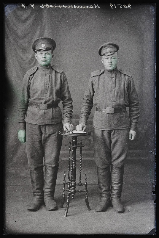 Kaks sõjaväelast, (foto tellija Kapitonoff [Kapitonov]).