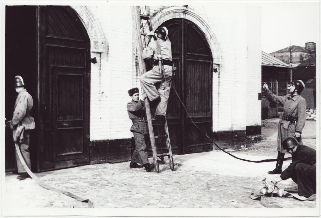 Õppus III ÜSTK-s: ronimine tõmberedelil Ankru tänaval, 1951.a.