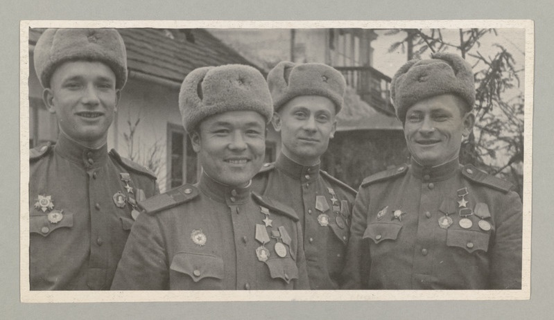 Nõukogude Liidu kangelased Esimesel Ukraina rindel. Vasakult: Grigori Tšernõi, Kašagan Džamangarajev, grigori Varava, Semen Volikov