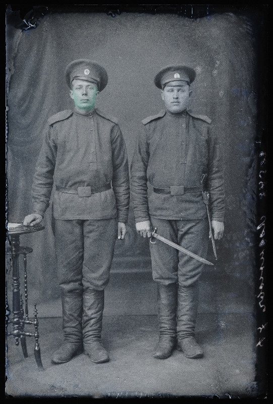 Kaks sõjaväelast, (foto tellija Loginoff [Loginov]).