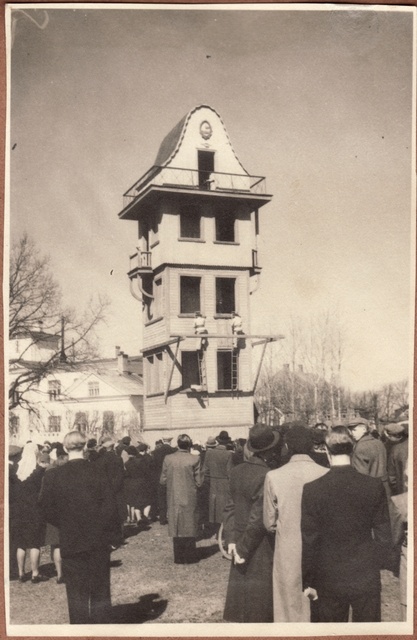 Pealtvaatajad jälgivad Pärnu tuletõrjeparaadi ajal harjutusi õppetorni juures