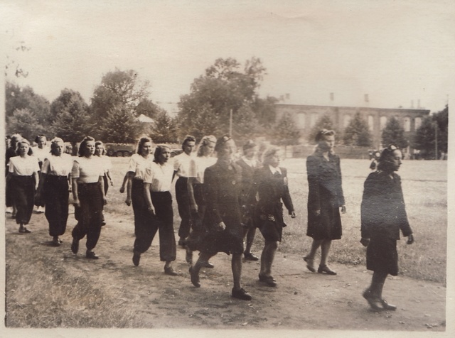 Pärnu naistuletõrjujad marssimas