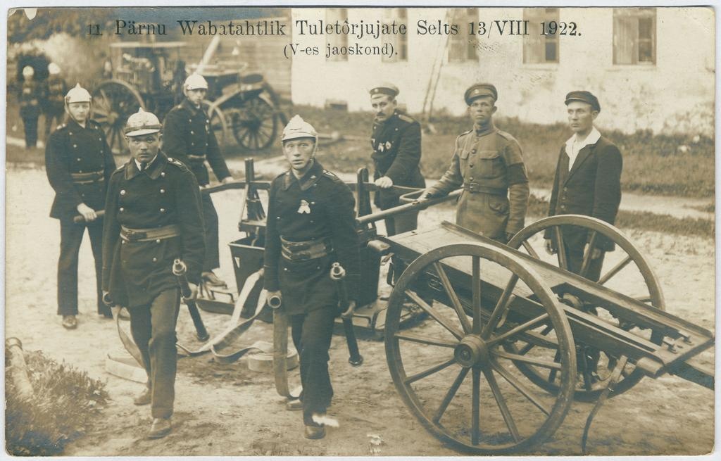 Grupp Pärnu Vabatahtliku Tuletõrje Seltsi V jaoskonna liikmeid käsipritsi juures, 1922.a.
