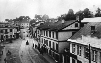 Promenaadi tänav, vaade Riia t suunas. Ees paremal majaseinal nn Tillemanni kell. Ees ristub Uueturu t. Kauguses Tartu tütarlaste gümnaasiumi hoone (varem Tartu reaalkool). Tartu, 1920-1930.  duplicate photo